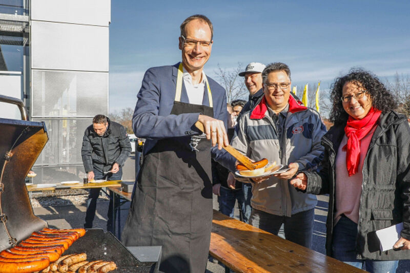 Großartiger Start ins Jubiläumsjahr: Kunden und Geschäftsführung treffen sich zum "Angrillen bei Opel"
