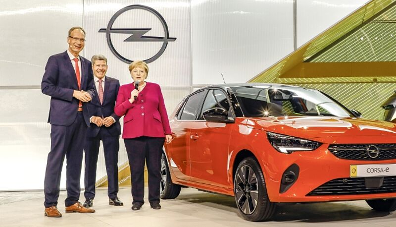 Kanzlerin Angela Merkel besucht Opel-Stand auf der IAA