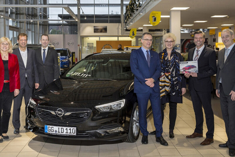 Gute Fahrt: Opel Insignia Nr. 1.111.111 an Besitzer übergeben