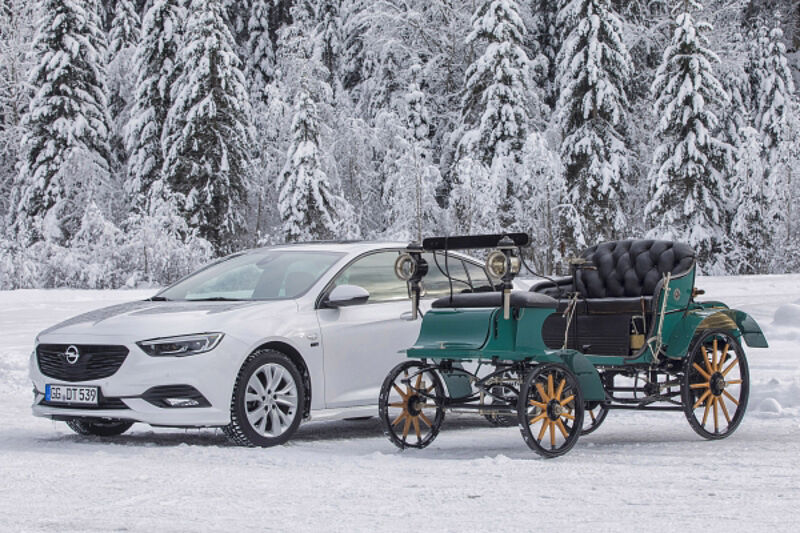 Power & Grip: Der Opel Insignia "Ultimate 120 Jahre" fährt voran